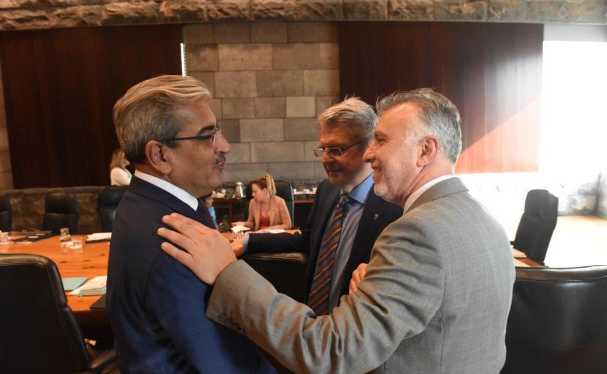 Foto de archivo del presidente Torres (d), el vicepresidente, Román Rodríguez, y el consejero Julio Pérez (c). 