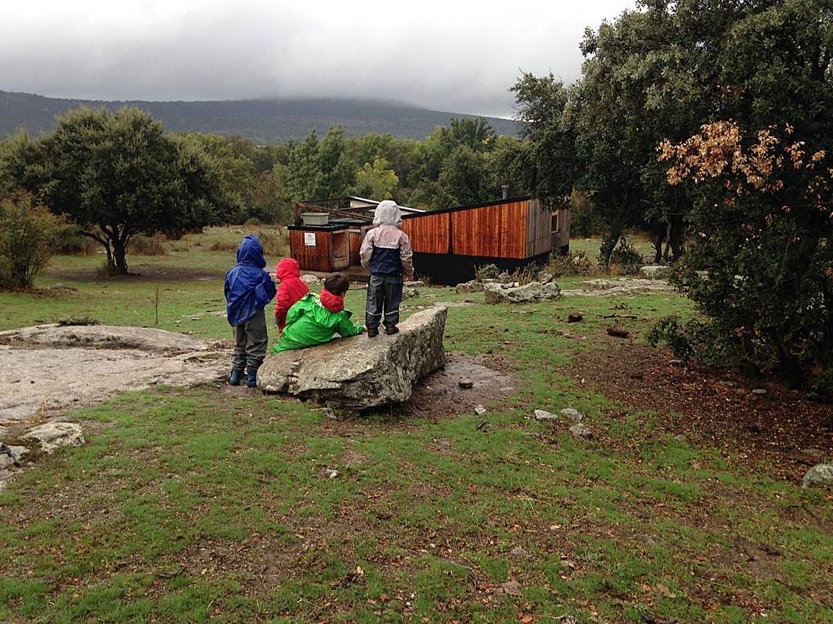 Alumnos del centro Bosquescuela miran el refugio del que dispone el centro.