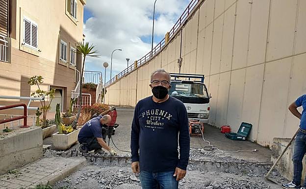 Imagen principal - Matías Dávia, José Castellano y otra perspectiva de la obra. 