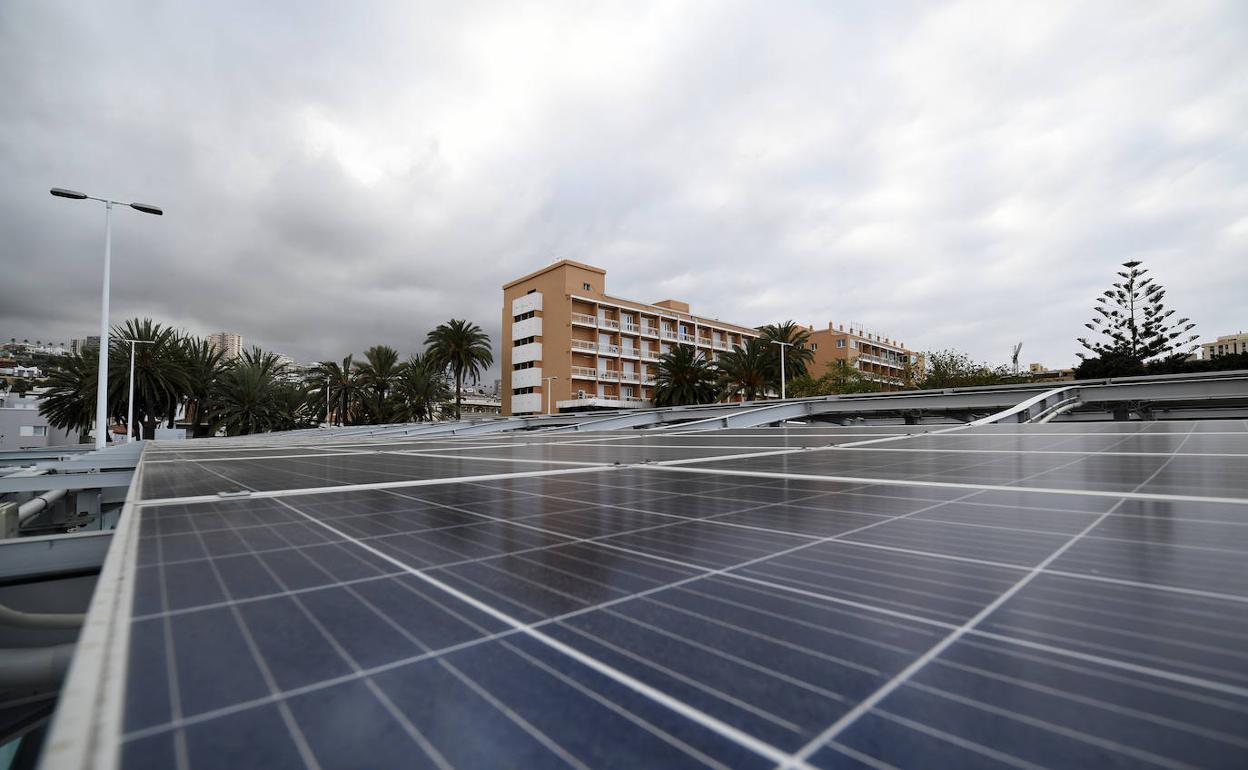 Paneles de energía solar sobre el aparcamiento junto a las oficinas municipales, en la capital grancanaria.