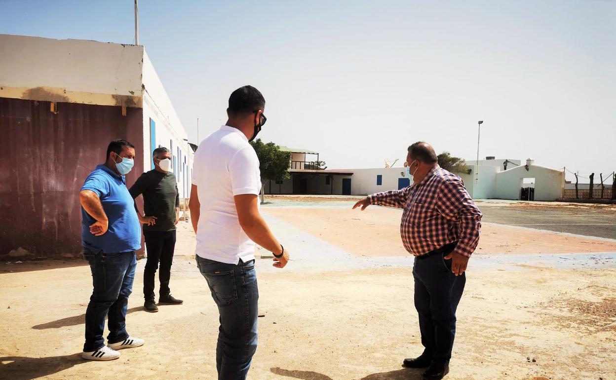 El alcalde Matías Peña inspecciona las tareas de mejora del albergue. 