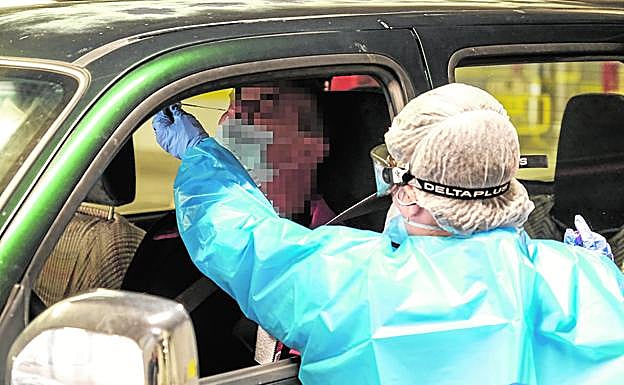 Foto de archivo de una sanitaria tomando una muestra para una PCR en el Gran Canaria Arena. 