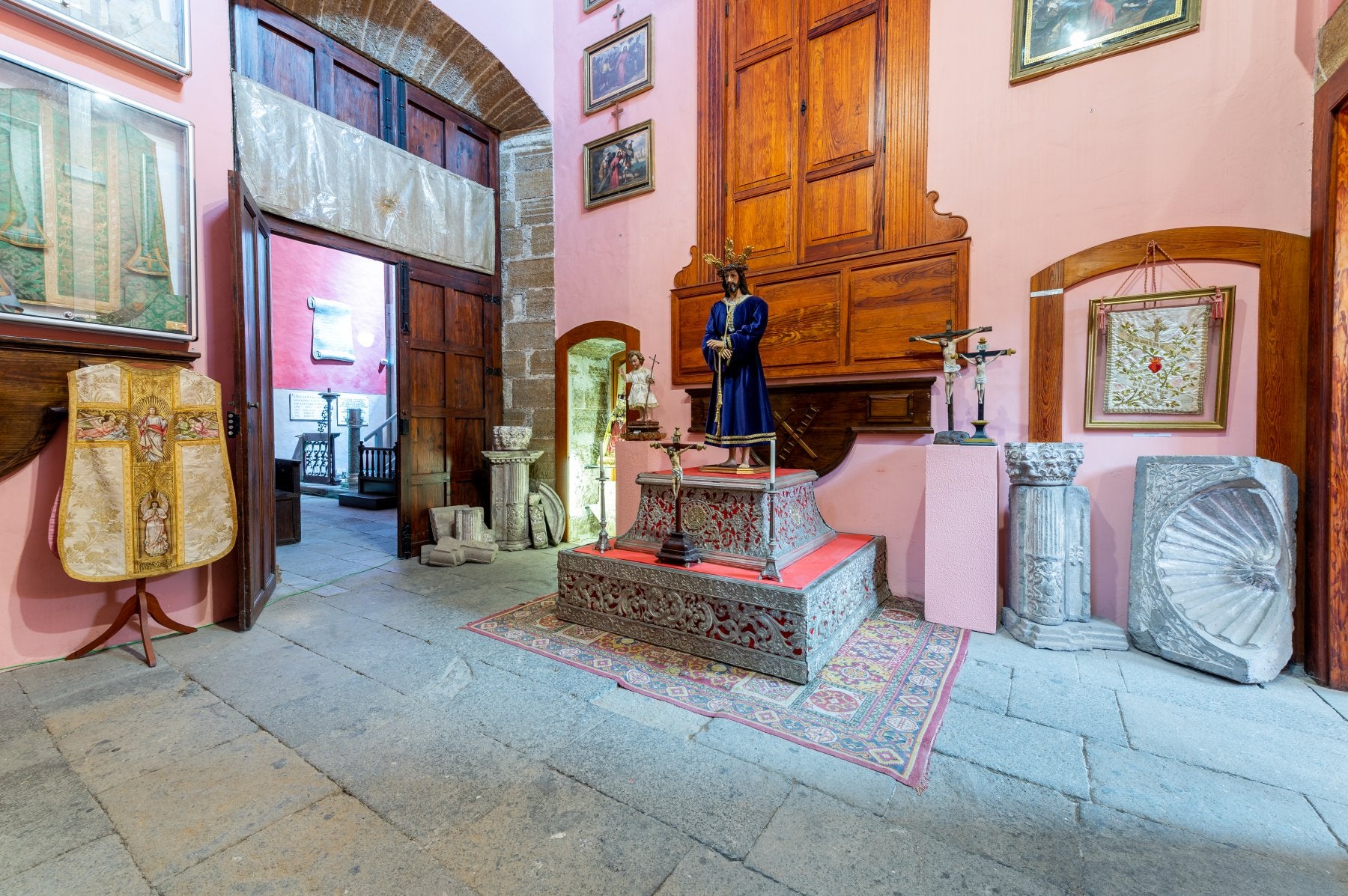 qIglesia de Santiago. La muestra ocupa las tres primeras salas del Museo de Arte Sacro de Gáldar. 