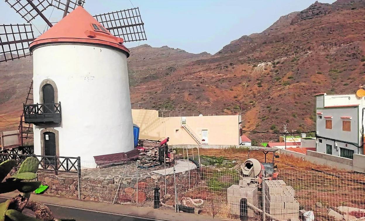 Obras en el exterior del Molino de Viento de Mogán. 