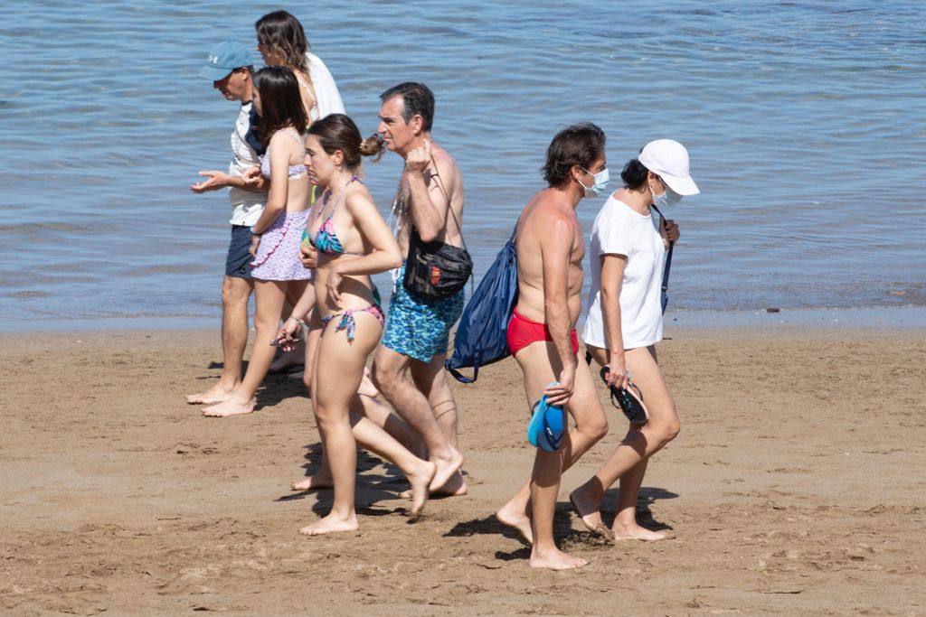 Polémica en pleno arranque de la Semana Santa por una orden de Sanidad publicada en el BOE que obliga a usar mascarilla en todo momento, incluso en la playa tomando el sol. Canarias se desmarca y exime de su uso al tomar el sol o al ir y venir de un baño. Muchos optaron por usarla de toods modos como este miércoles en la playa de Las Canteras.