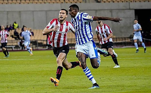 De Marcos disputa un balón a Isak.