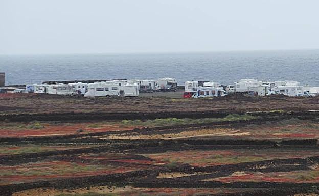 Imagen principal - Las caravanas expulsadas de Papagayo se reparten por el litoral de Lanzarote