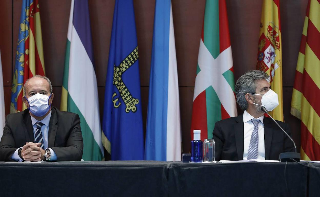 El ministro de Justicia, Juan Carlos Campo (izquierda), y el presidente del CGPJ y el Tribunal Supremo, Carlos Lesmes, en un acto público.