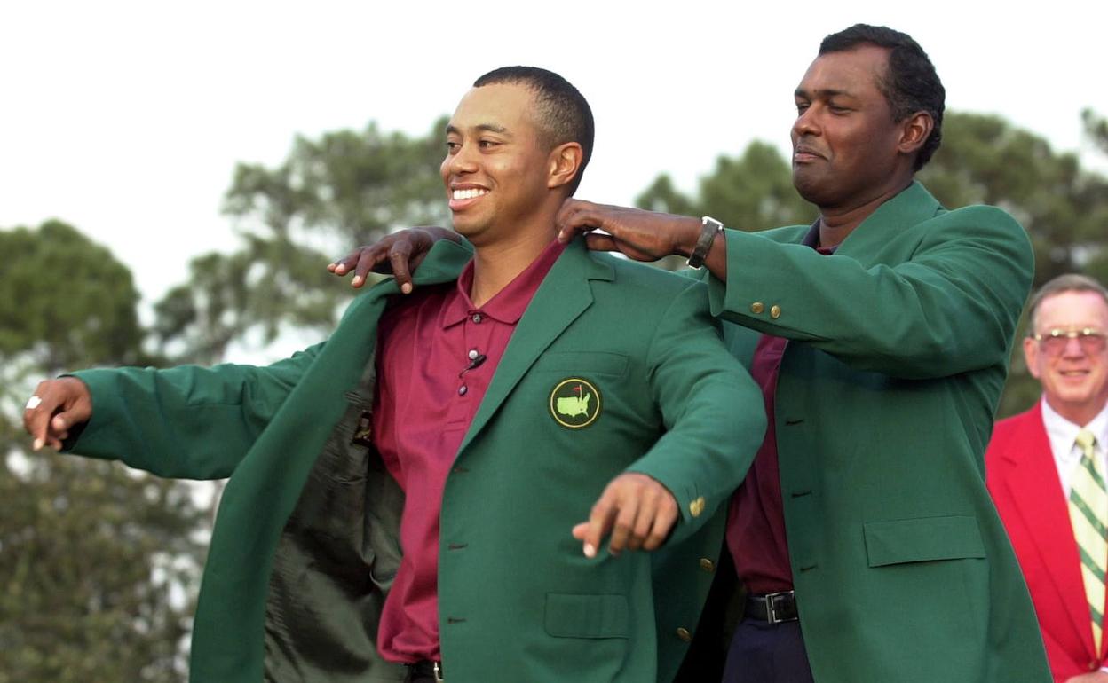 Tiger Woods se enfunda la chaqueta verde en 2001. 