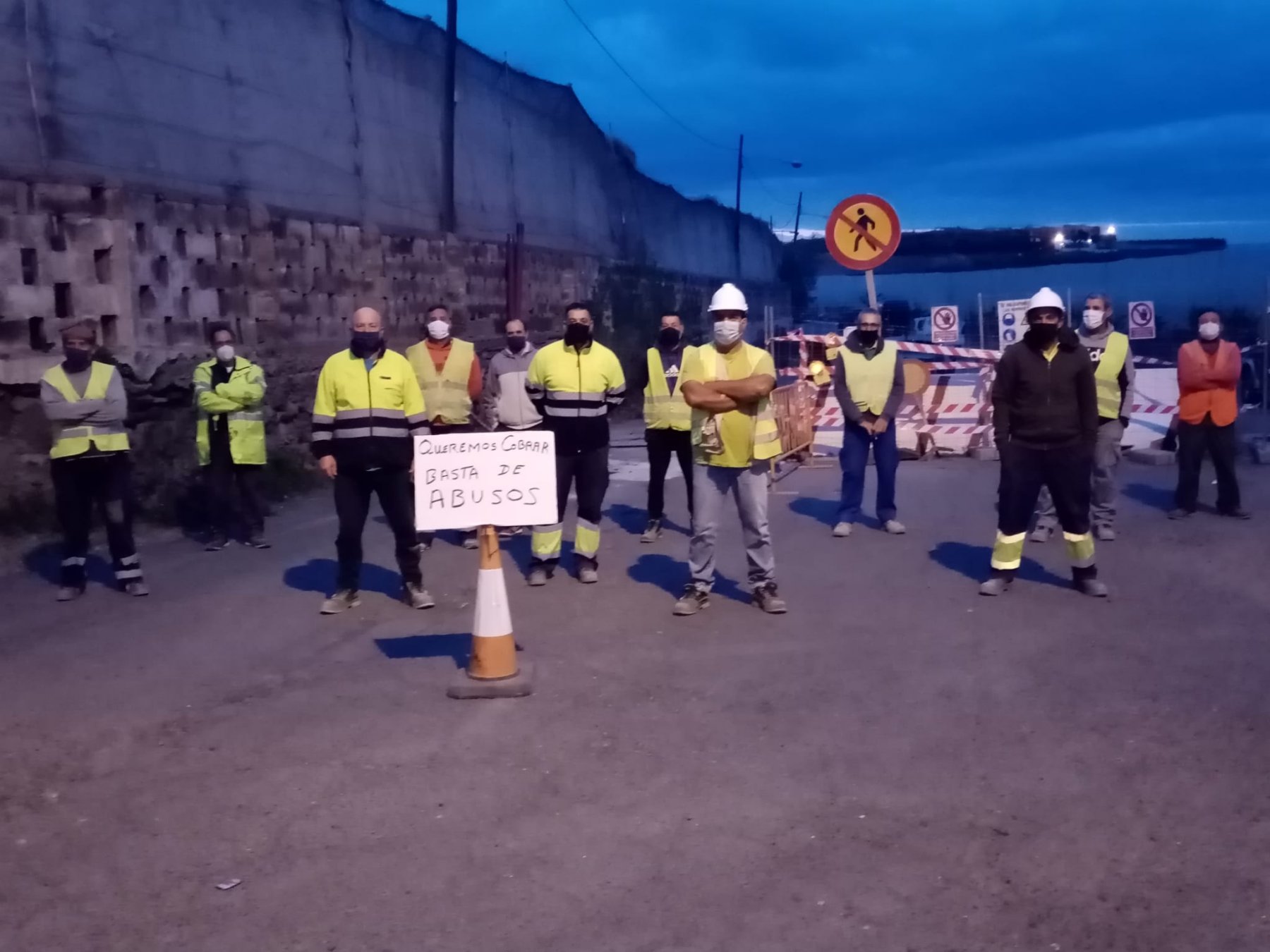 Los trabajadores de Petrecan pararon ayer durante dos horas las obras. 