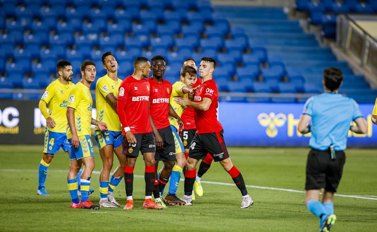 Álex Suárez, Lemos, Maikel Mesa y Eric Curbelo, atentos al saque de una acción a balón parado en el encuentro del domingo ante el Mallorca. 