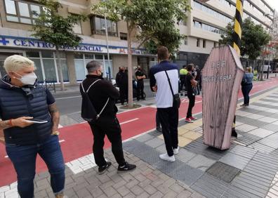 Imagen secundaria 1 - Los hosteleros vuelven a salir a la calle para denunciar su situación