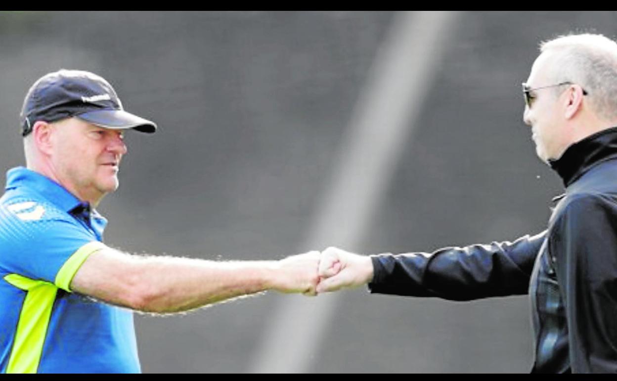 Pepe Mel y Miguel Ángel Ramírez se saludan en la Ciudad Deportiva de Barranco Seco. Ambos mantienen una explícita sintonía personal y profesional. 