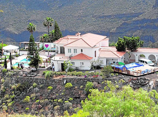 Vista de la lujosa mansión en la que se hacen los preparativos para el inicio del programa. 