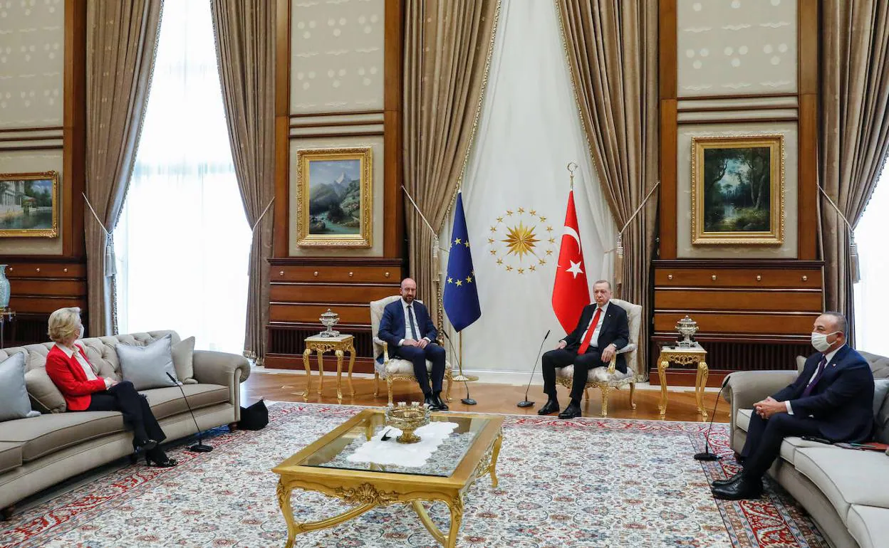 Ursula Von der Leyen, relegada a un sofá en lugar del sillón junto al presidente turco.