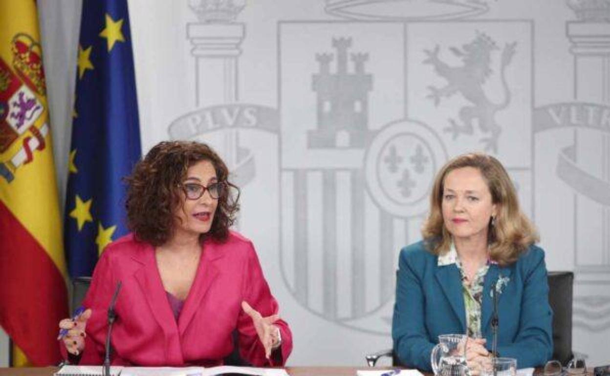 La ministra de Hacienda, María Jesús Montero, y la ministra de Economía, Nadia Calviño. 