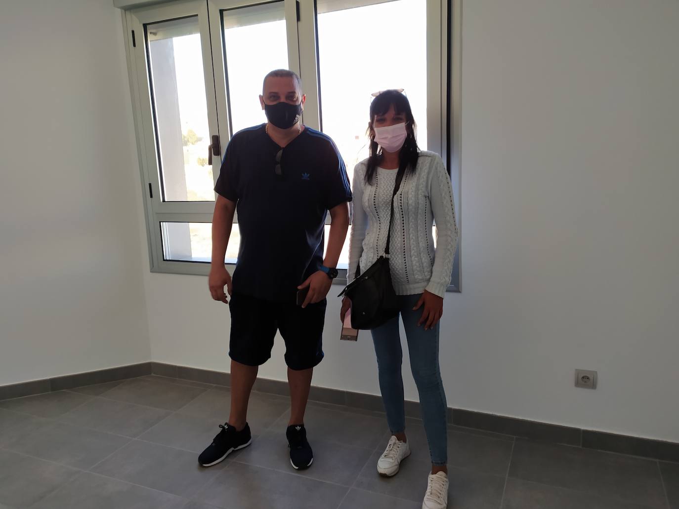 Sonia y Emilio durante la visita a la nueva casa de su madre.