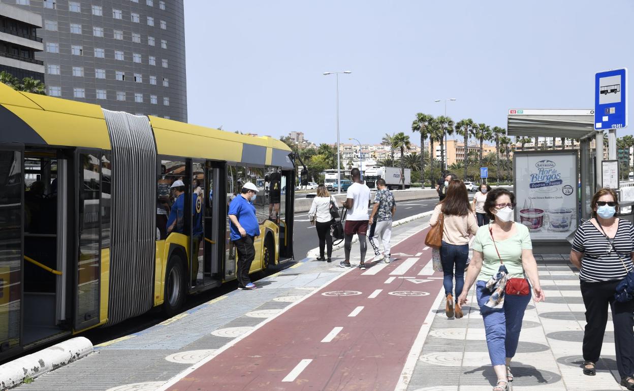 Parada de guaguas en la avenida marítima. 