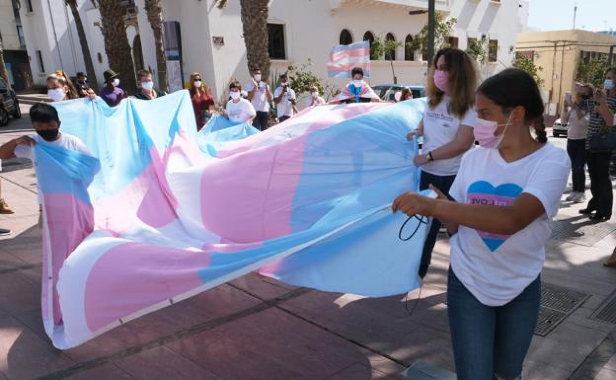 Miembros de Altihay despliegan la bandera en la calle peatonal de la capital. 
