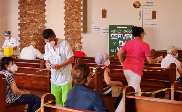 Punto de vacunación en la parroquia de San Juan Bosco en Jinámar. 