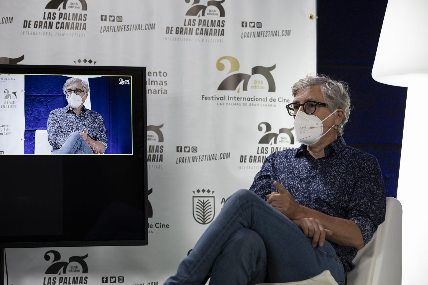 David Trueba durante el encuentro con los medios moderado por el periodista Ayoze García. 