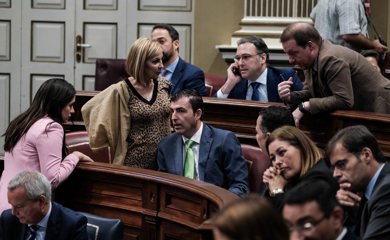 Imagen de archivo de un grupo de diputados en el Parlamento, entre ellas Astrid Pérez (d) y Vidina Espino (i). 