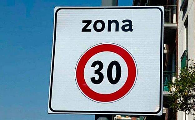 Imagen de una señal que indica el límite de velocidad