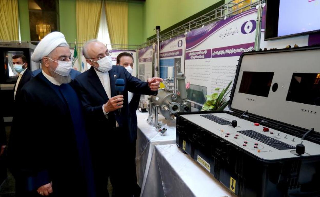 El presidente iraní, Hassan Rouhani, visita una planta nuclear. 