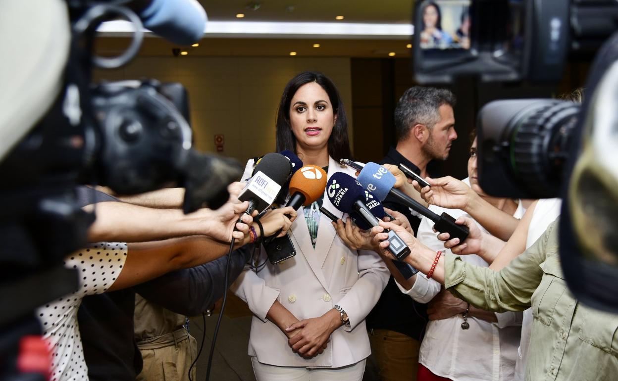 Imagen de archivo de la diputada de Cs, Vidina Espino, atendiendo a la prensa. 