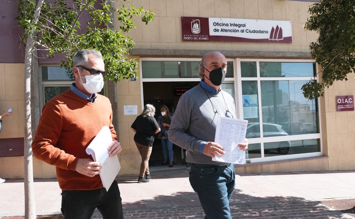 Francisco Ruiz Cerpa y Pedro Alonso, con las firmas en la mano.