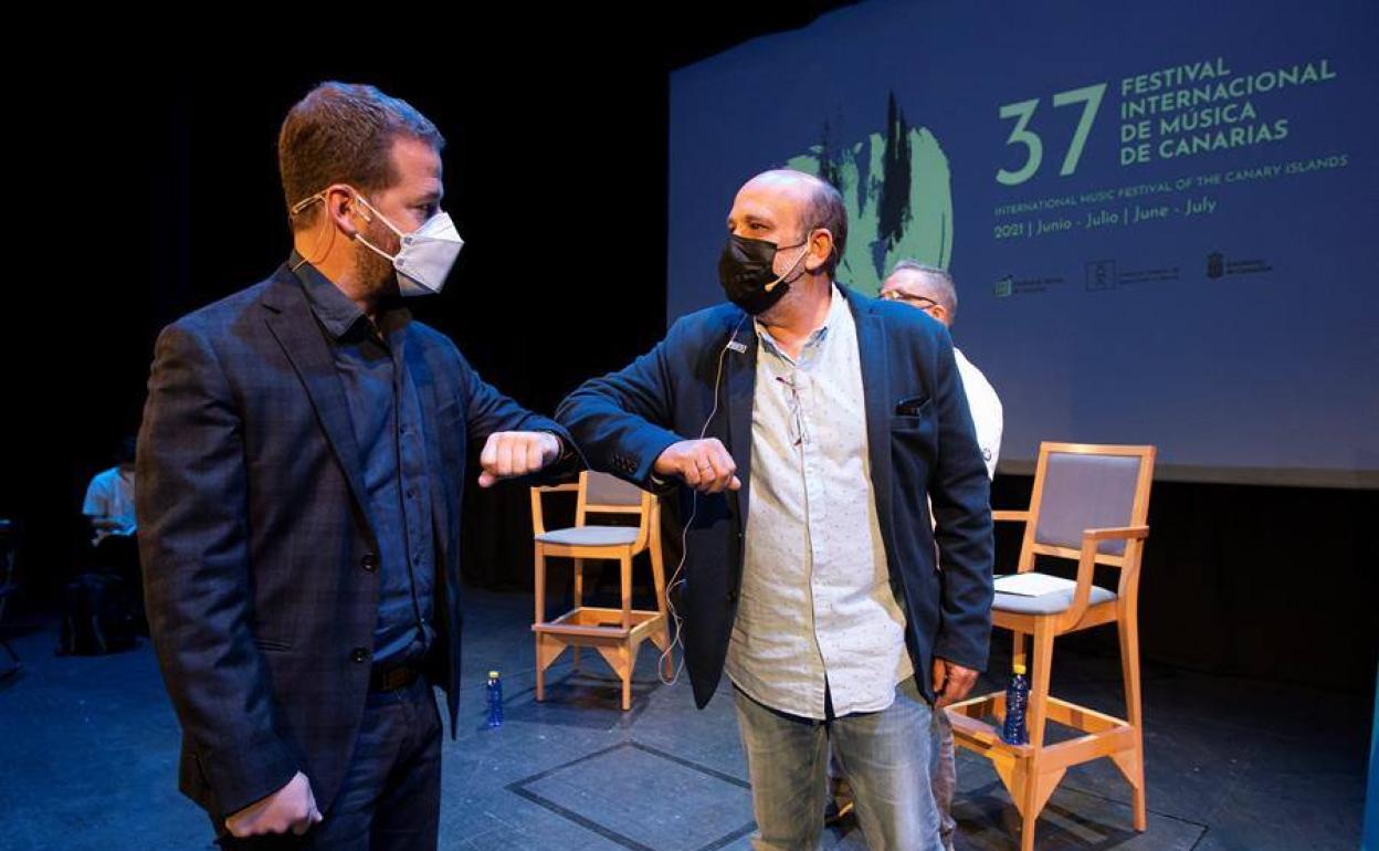 El viceconsejero de Cultura del Gobierno de Canarias, Juan Márquez (i), y el director del Festival Internacional de Música de Canarias, Jorge Perdigón (d) 
