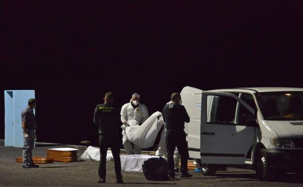 Imagen del traslado de los fallecidos en la patera de El Hierro. 