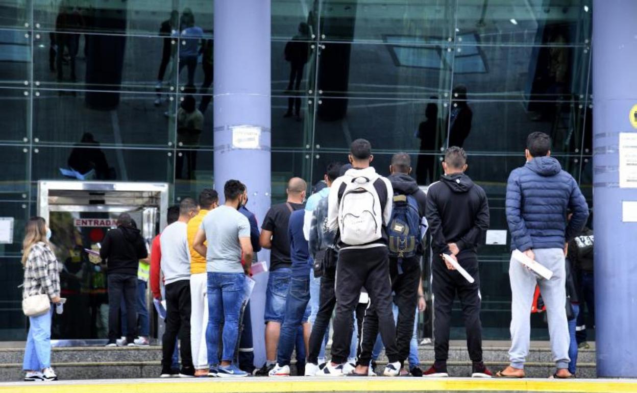 Colas de personas solicitantes de protección internacional en la Jefatura Superior de Policía de Las Palmas de Gran Canaria. 