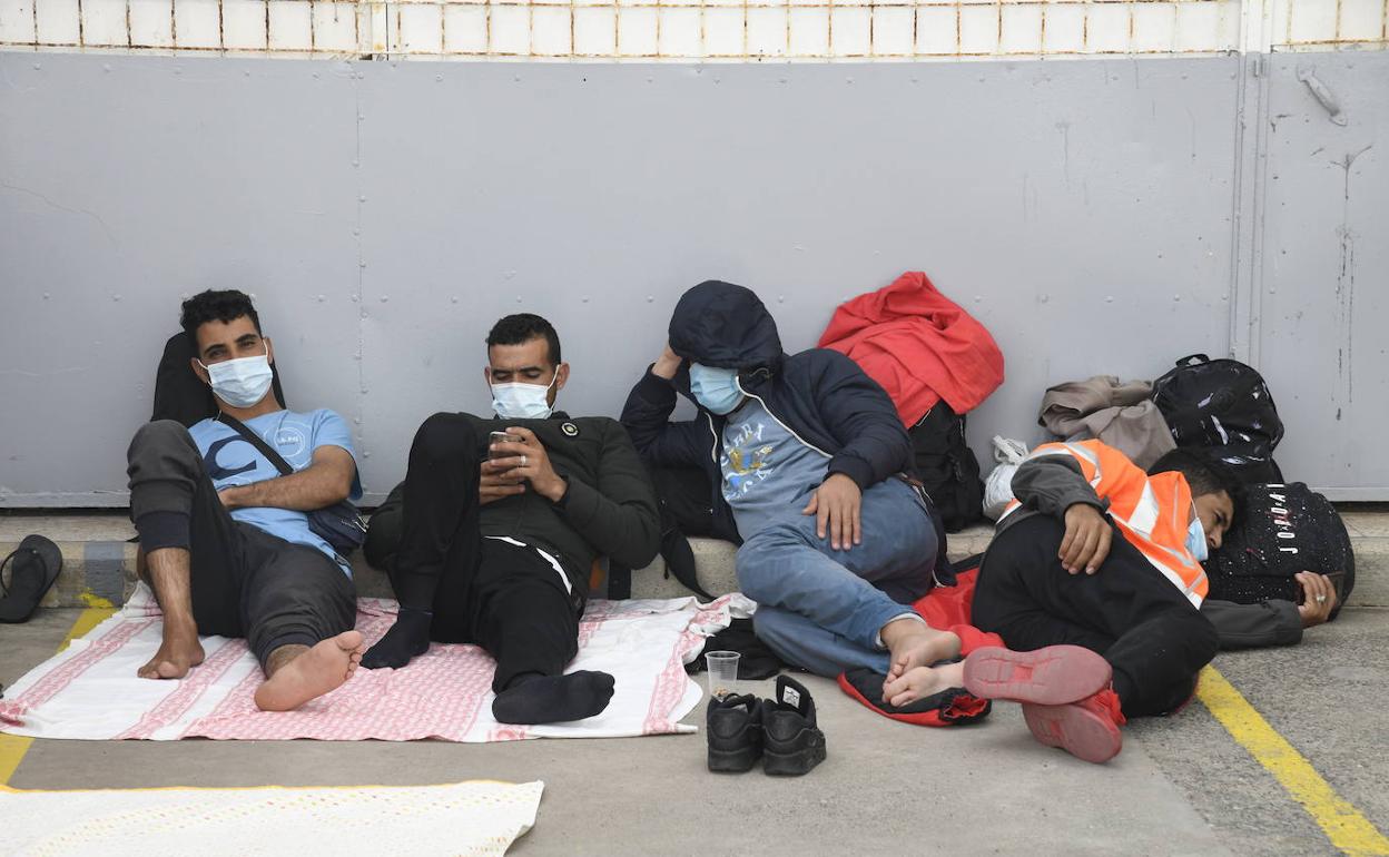 Marruecos frena los vuelos de deportación de emigrantes desde Canarias