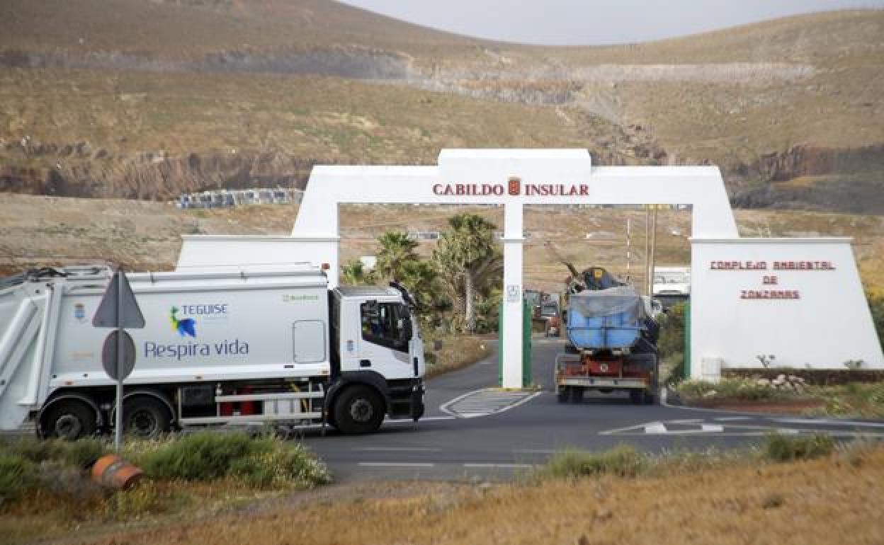 Camiones con residuos en el complejo ambiental de Zonzamas. 