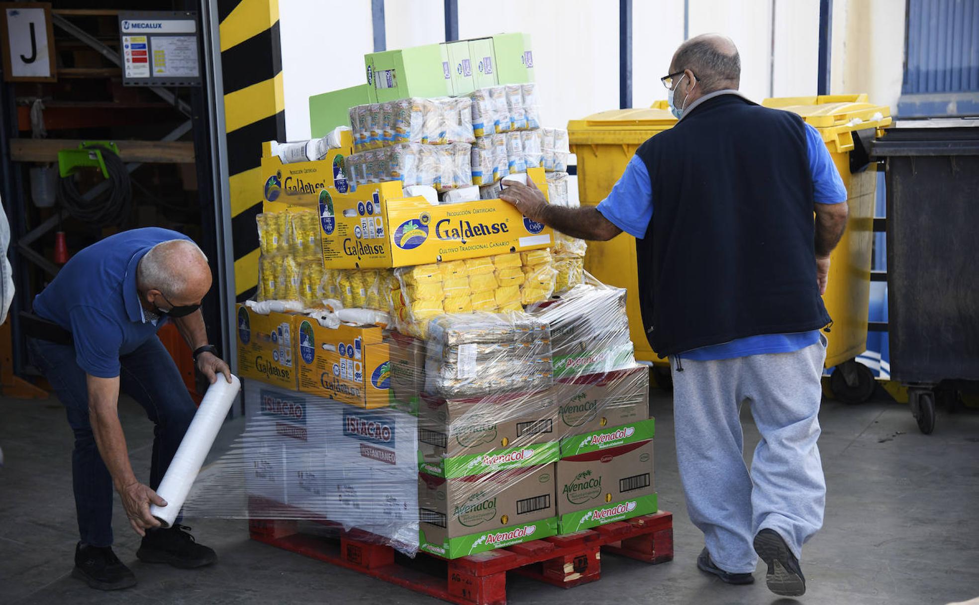 Preparación de un palé con productos en el Banco de Alimentos. 