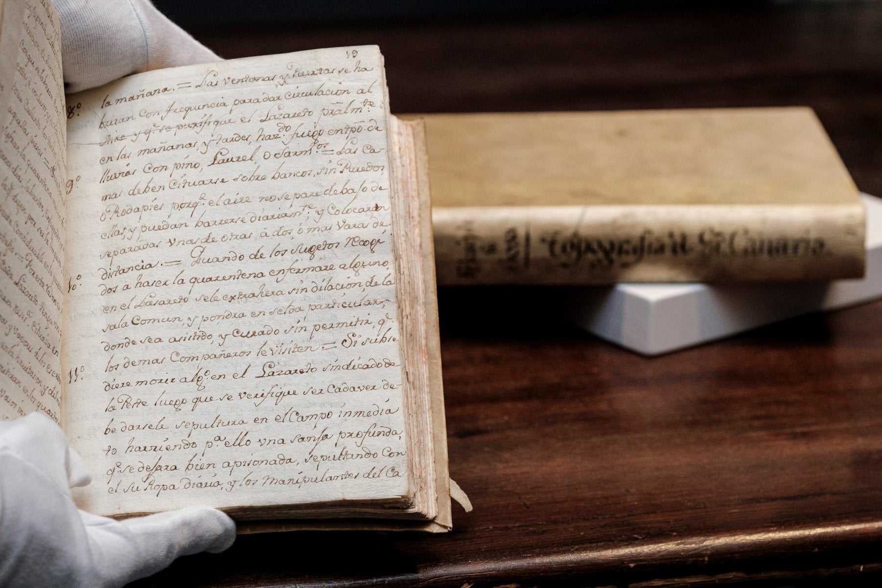 El bibliotecario de la Casa de Colón manipula los dos manuscritos incorporados tras su compra a los fondos del centro. 