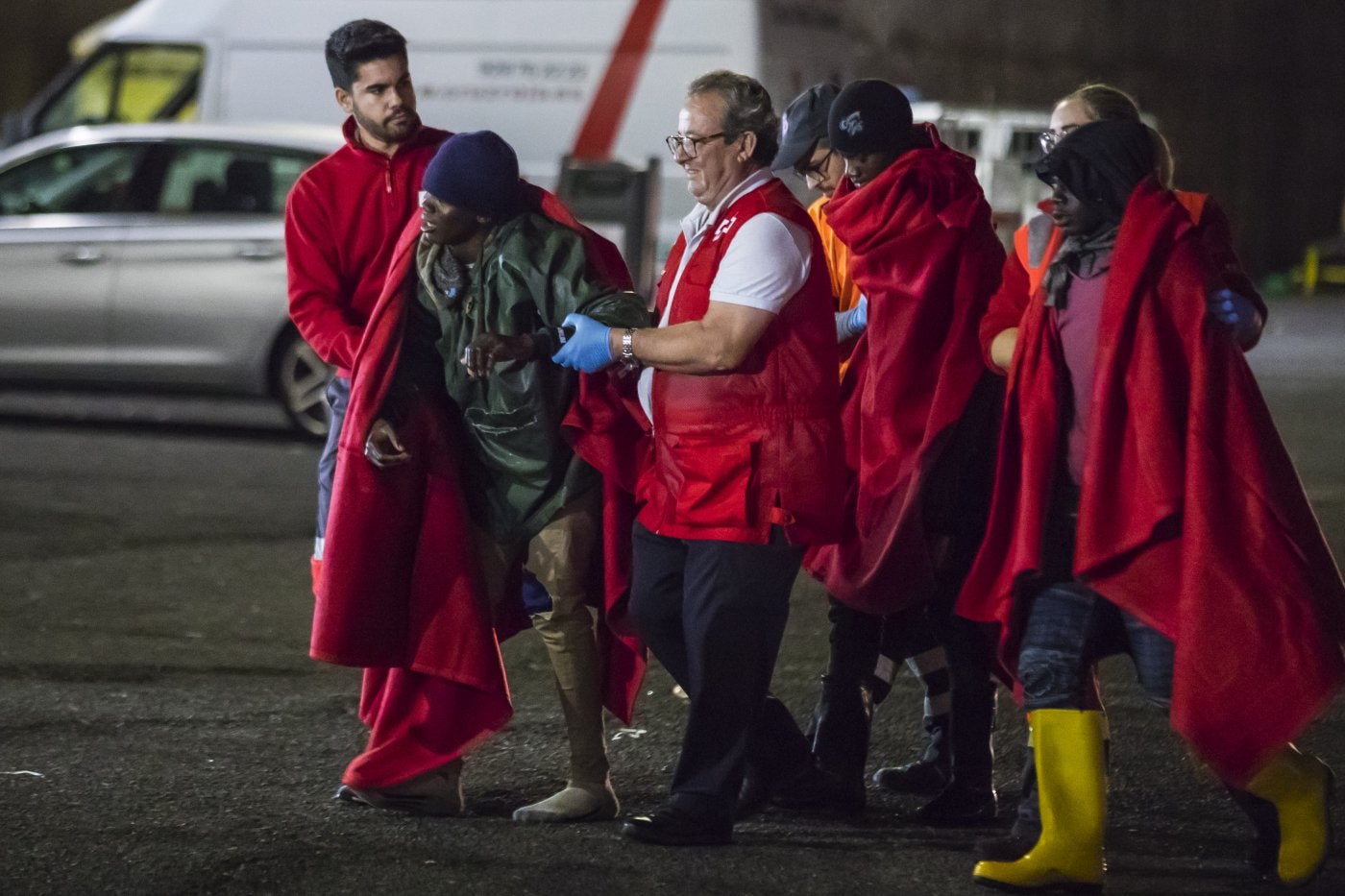 Imagen de migrantes atendidos por la Cruz Roja en Arguineguín. 