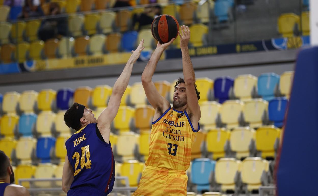 Beirán lanza ante Kuric durante el duelo del pasado martes en el Arena. 