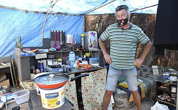 Otto sobrevive con las propinas que se gana por hacer de estatua humana en Meloneras. Es el conocido Neptuno del paseo de la playa.