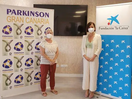 María Luisa Alemán, presidenta de la Asociación Parkinson Gran Canaria, y Olga del Pino, responsable de Acción Social de CaixaBank. 