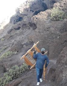 Imagen secundaria 2 - El Cabildo recupera y cierra las Cuevas de los Canarios en El Confital tras el desalojo del último okupa