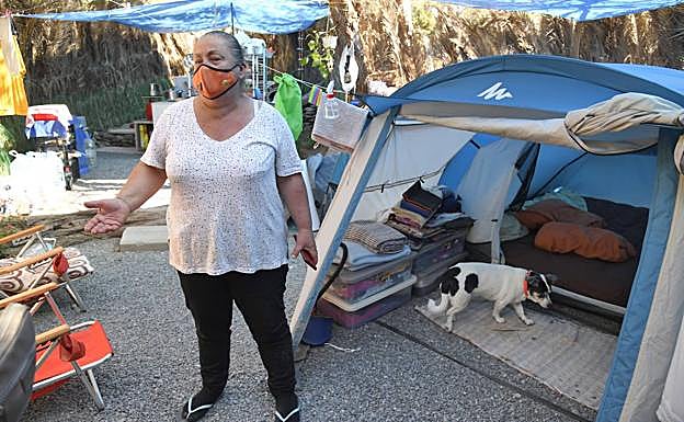 Loli lleva poco más de un mes viviendo en este palmeral. La desahuciaron el 10 de marzo pasado de la casa en El Tablero donde vivía.
