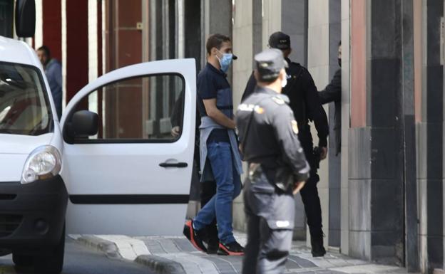Marcos ingresa en prisión por el homicidio de su tío en la calle Pérez del Toro