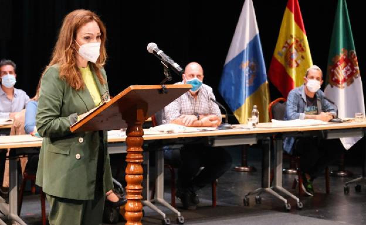 Sandra Domínguez y Sergio Lloret al fondo, el pasado 11 de marzo, día de la toma de posesión de la nueva mayoría de gobierno. 