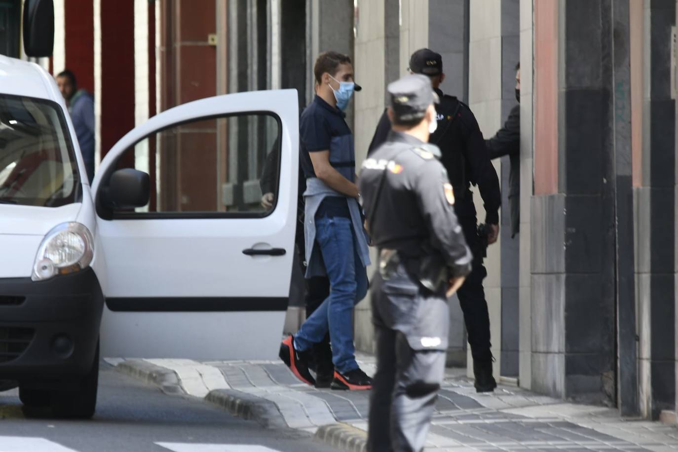 Imagen de Marcos llegando a la casa donde acabó con la vida de su tío después de que este matase a su abuela. 