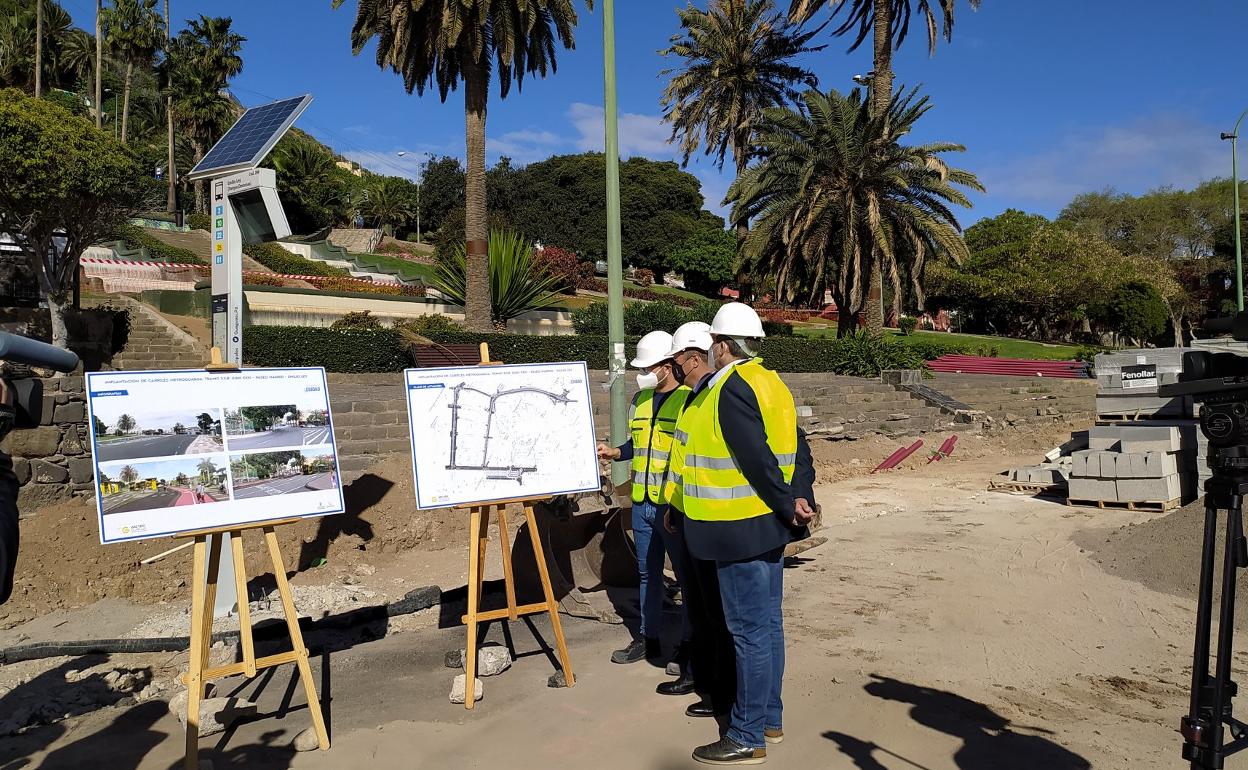 Un momento de la visita de Hidalgo y Doreste a las obras de la guagua exprés en la calle Emilio Ley. 