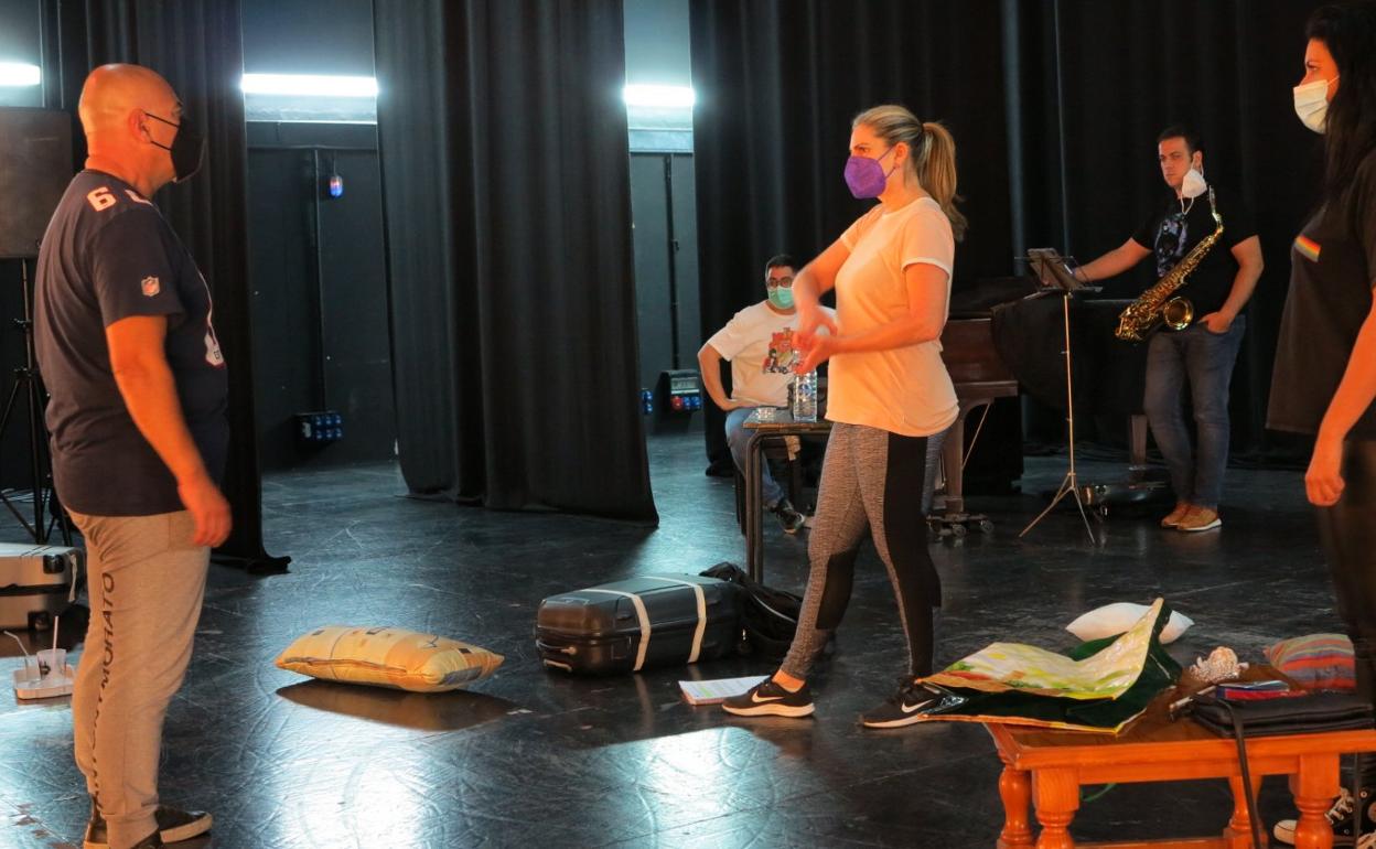 Nacho Cabrera (izquierda), con Lili Quintana y Yanely Hernández, en un ensayo de 'Mitad y mitad'. 