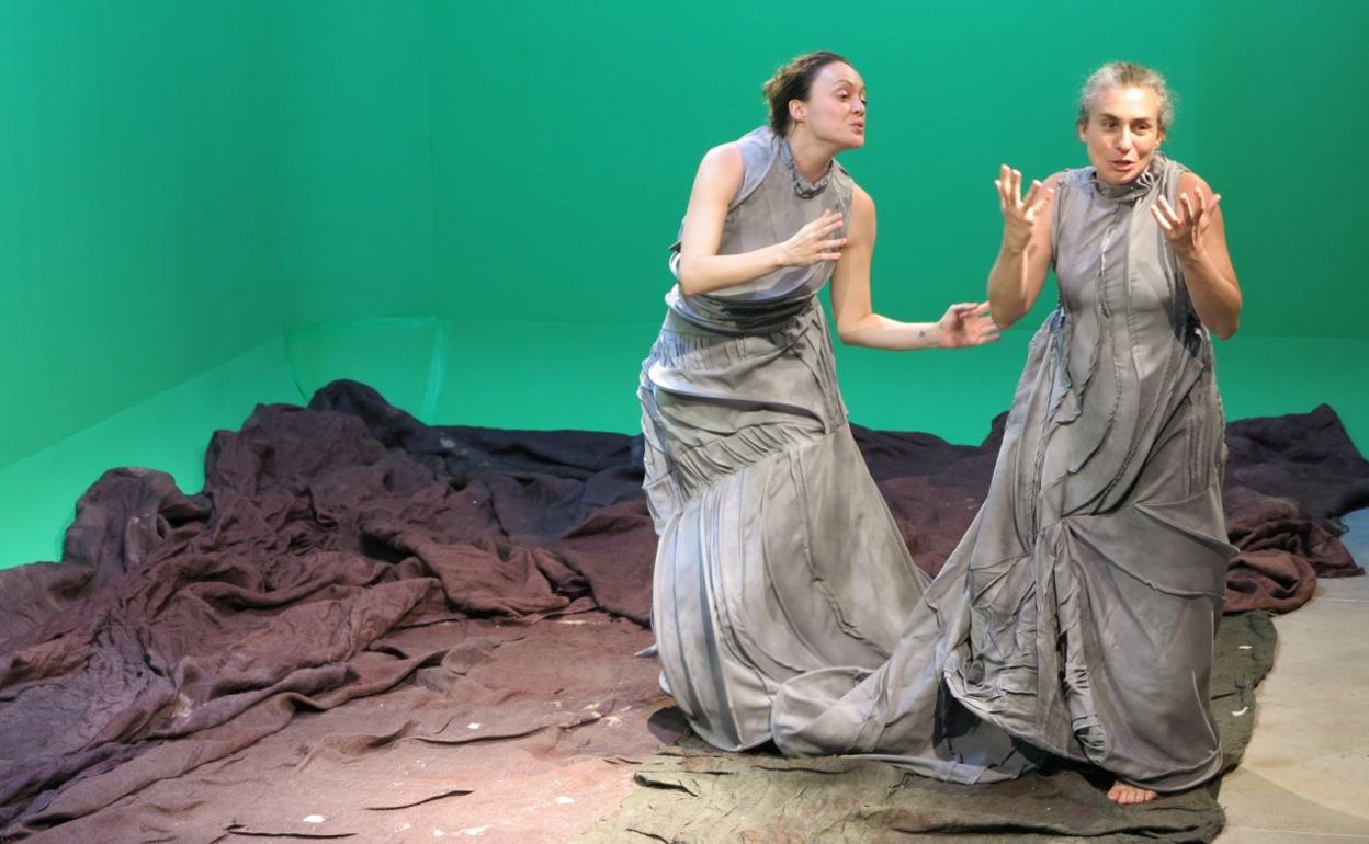 Marta Viera y Ruth Sánchez protagonizan el montaje de 'Nacer en el mar'. 