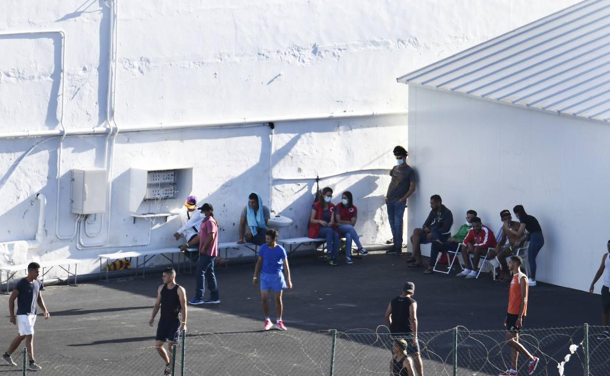 Migrantes en el campamento Canarias 50